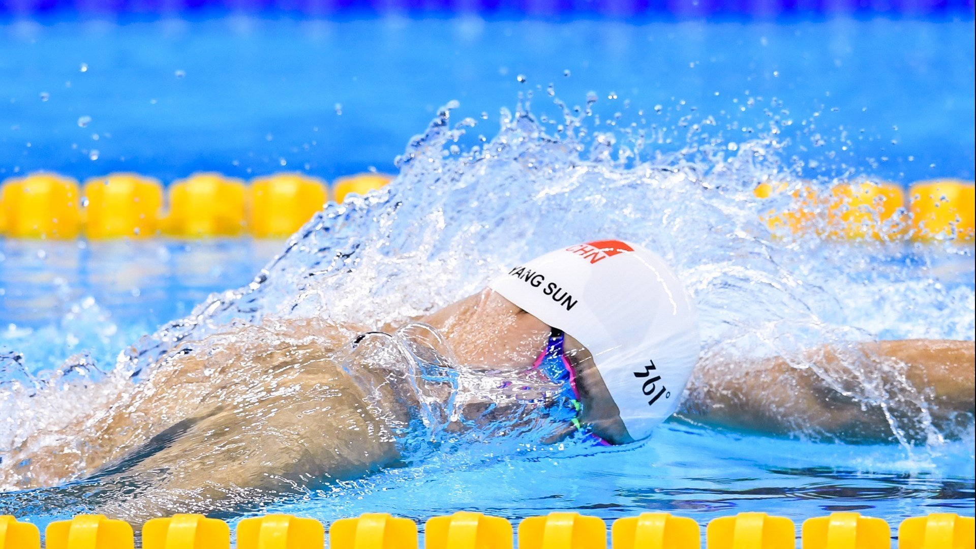 张雨霏蝶泳爆发力十足,张雨霏200蝶泳视频